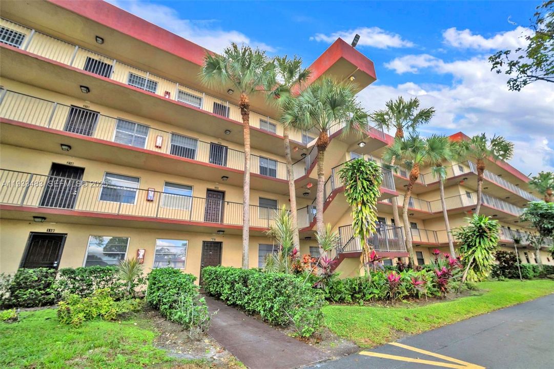 For Sale: $194,000 (2 beds, 2 baths, 1002 Square Feet)