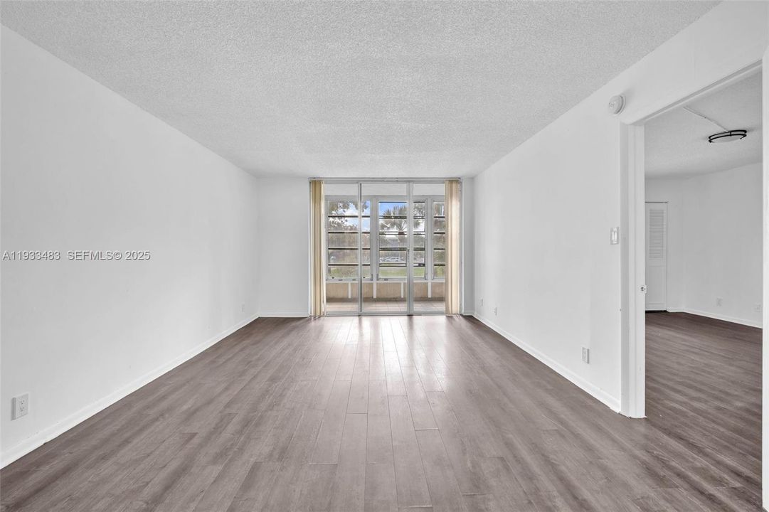 For Sale: $194,000 (2 beds, 2 baths, 1002 Square Feet)