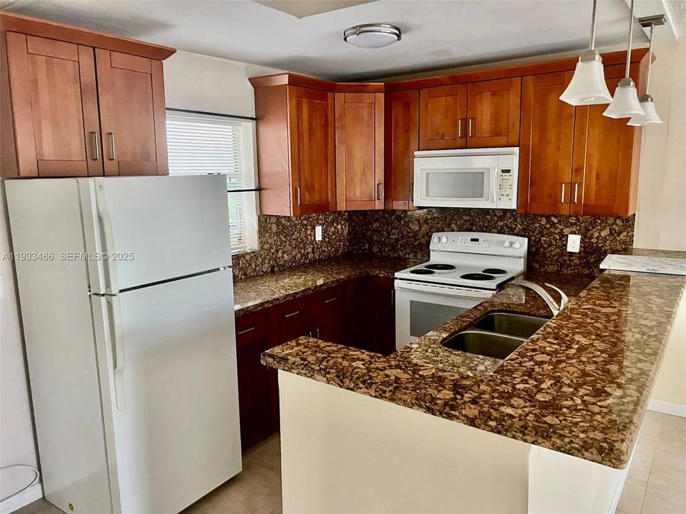 В аренду: $1,800 (1 спален, 1 ванн, 900 Квадратных фут)