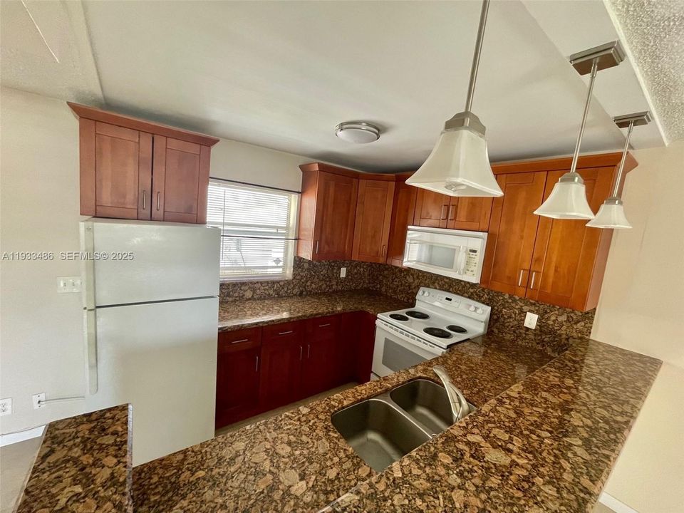 В аренду: $1,800 (1 спален, 1 ванн, 900 Квадратных фут)