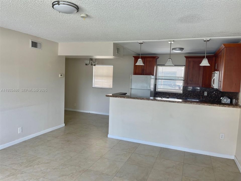 В аренду: $1,800 (1 спален, 1 ванн, 900 Квадратных фут)