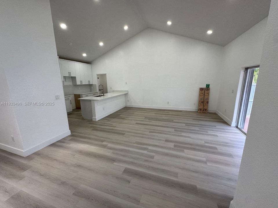 For Rent: $4,300 (3 beds, 2 baths, 1659 Square Feet)