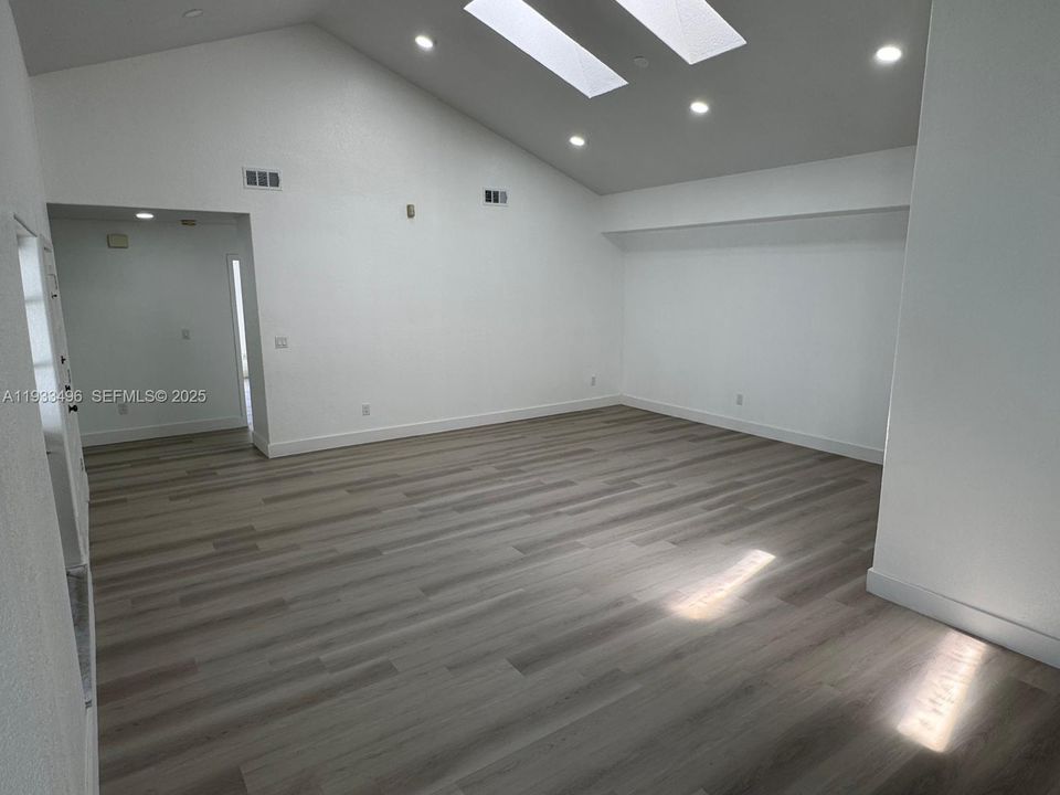 For Rent: $4,300 (3 beds, 2 baths, 1659 Square Feet)