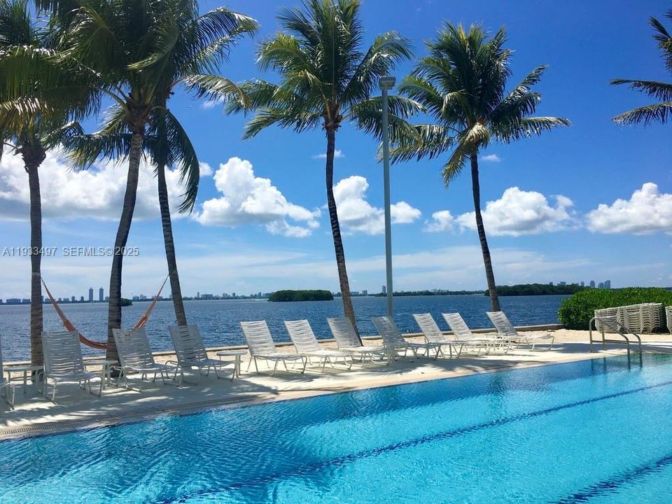 For Rent: $4,300 (2 beds, 2 baths, 1089 Square Feet)