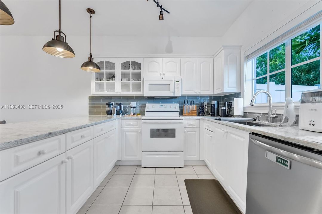 For Sale: $550,000 (3 beds, 2 baths, 1804 Square Feet)