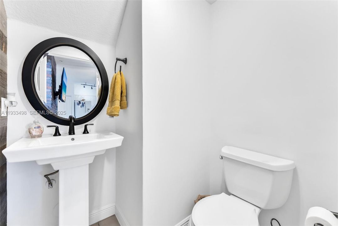 For Sale: $550,000 (3 beds, 2 baths, 1804 Square Feet)