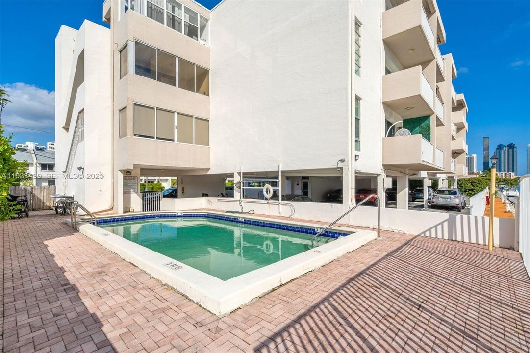 For Rent: $1,650 (1 beds, 1 baths, 712 Square Feet)