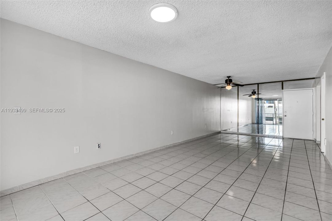 For Rent: $1,650 (1 beds, 1 baths, 712 Square Feet)