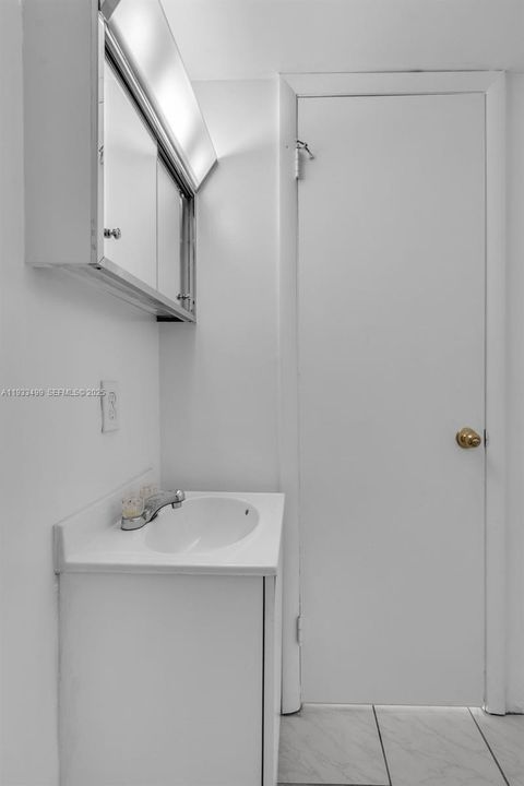 For Rent: $1,650 (1 beds, 1 baths, 712 Square Feet)