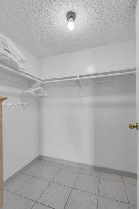 For Rent: $1,650 (1 beds, 1 baths, 712 Square Feet)