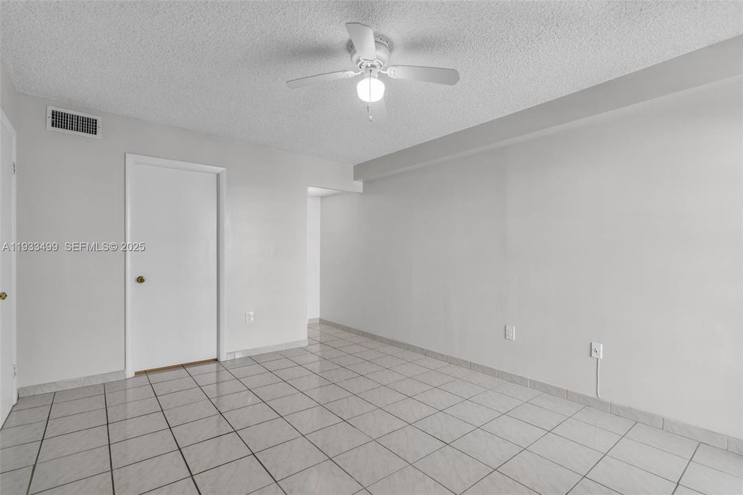 For Rent: $1,650 (1 beds, 1 baths, 712 Square Feet)