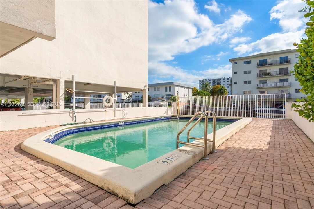 For Rent: $1,650 (1 beds, 1 baths, 712 Square Feet)