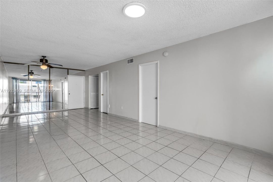 For Rent: $1,650 (1 beds, 1 baths, 712 Square Feet)