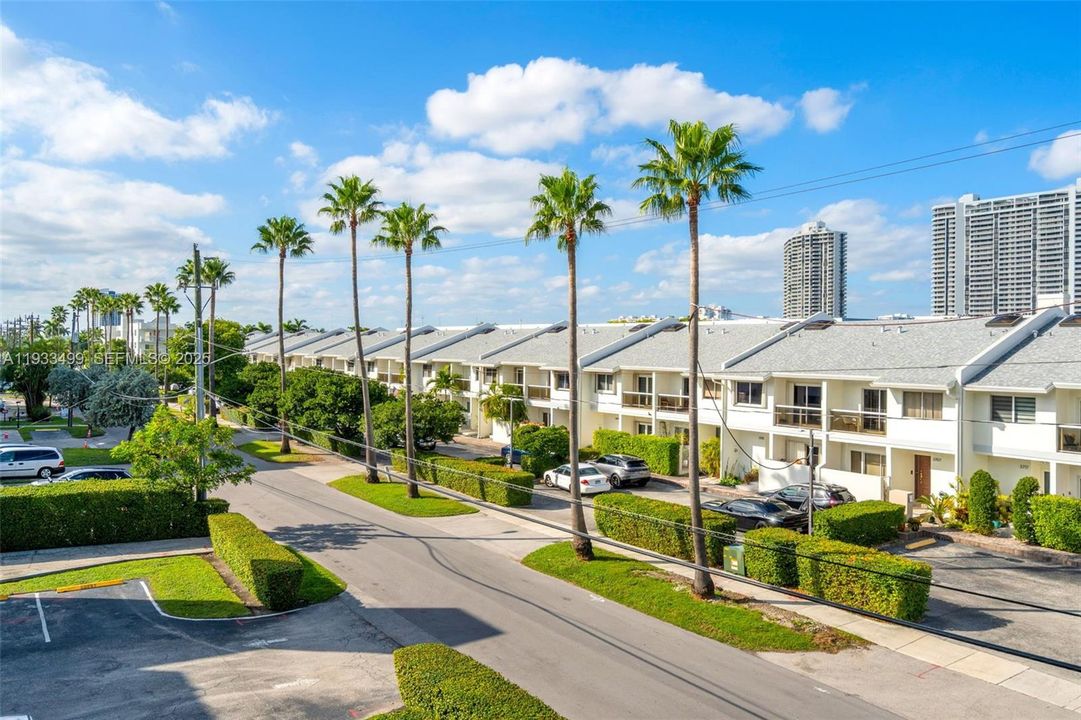 For Rent: $1,650 (1 beds, 1 baths, 712 Square Feet)