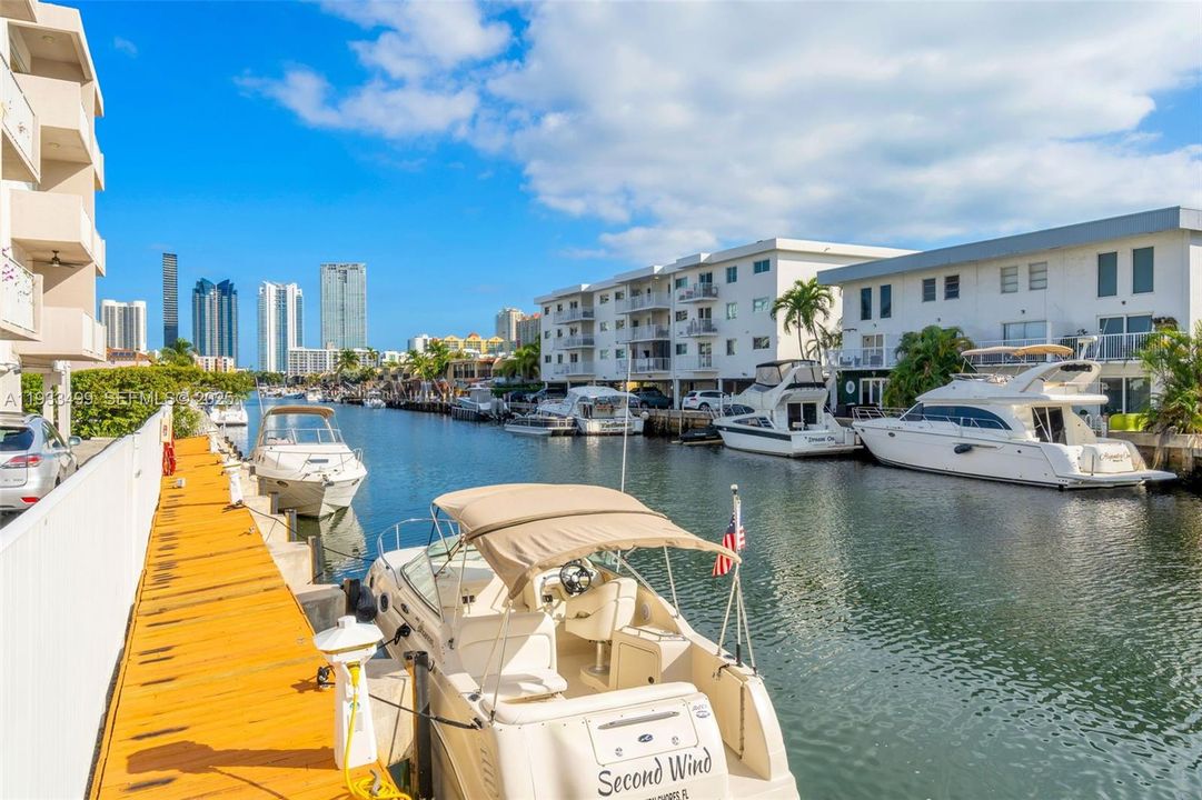 For Rent: $1,650 (1 beds, 1 baths, 712 Square Feet)