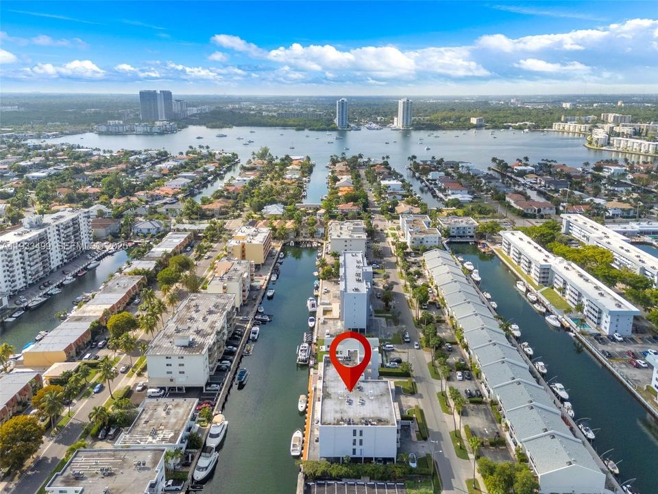 For Rent: $1,650 (1 beds, 1 baths, 712 Square Feet)