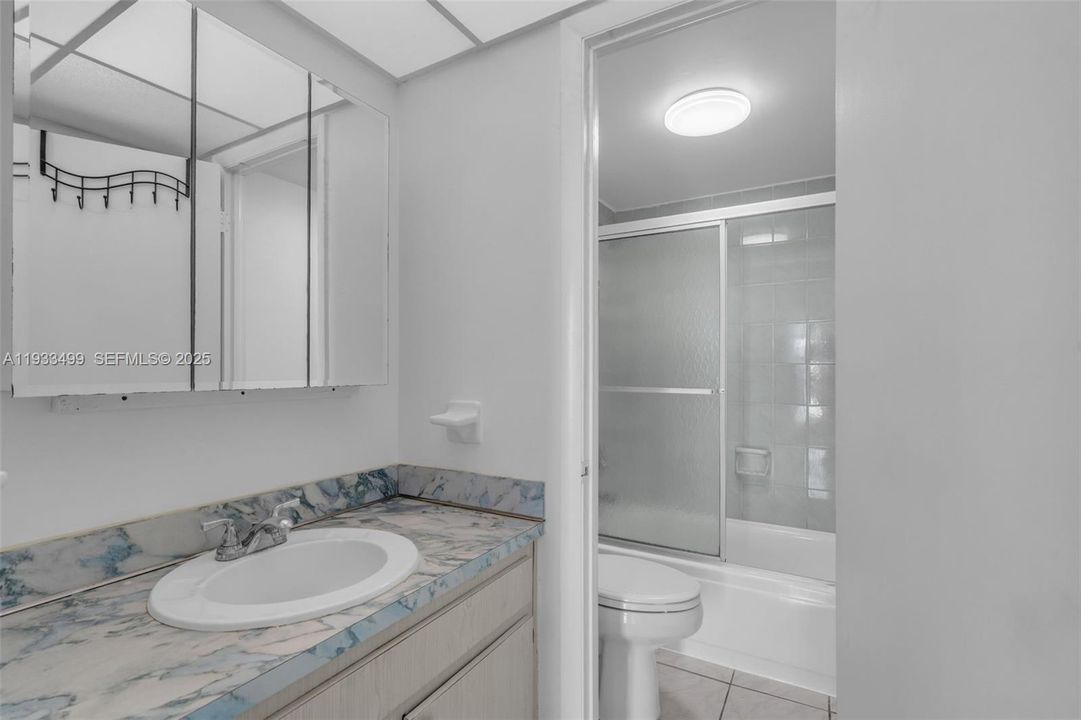 For Rent: $1,650 (1 beds, 1 baths, 712 Square Feet)