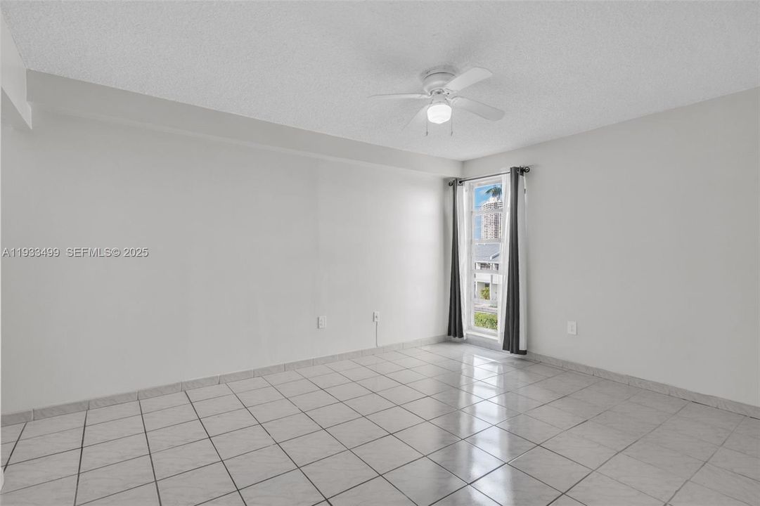 For Rent: $1,650 (1 beds, 1 baths, 712 Square Feet)
