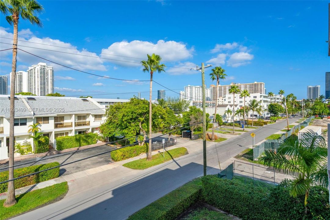 For Rent: $1,650 (1 beds, 1 baths, 712 Square Feet)