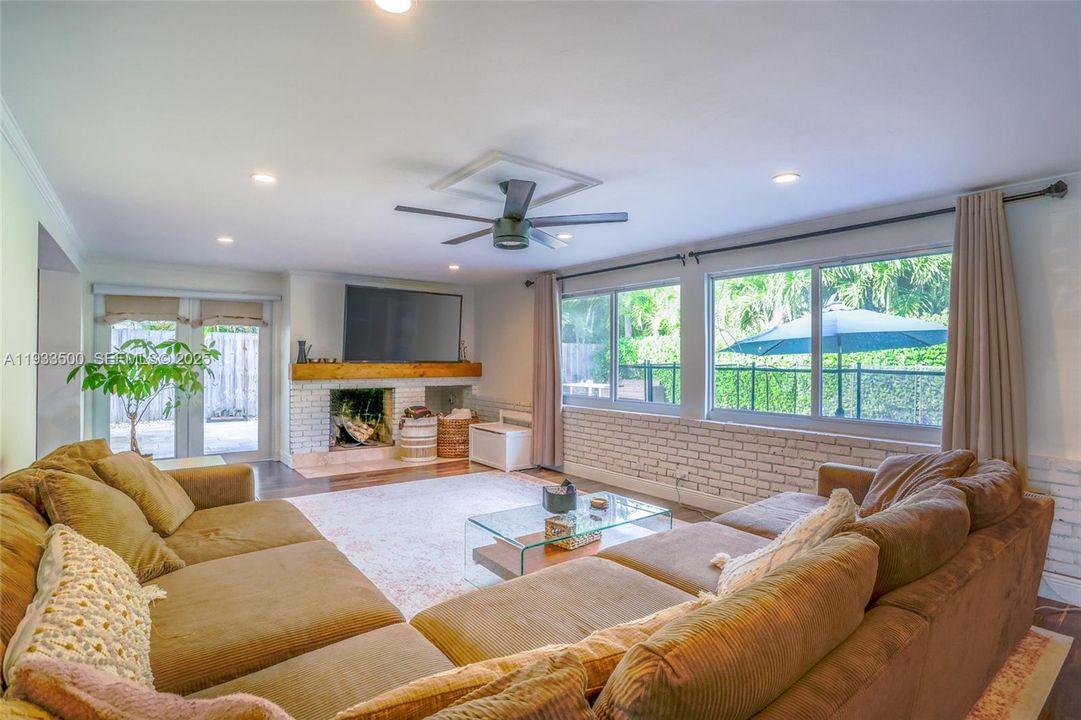 For Sale: $895,000 (3 beds, 2 baths, 1489 Square Feet)