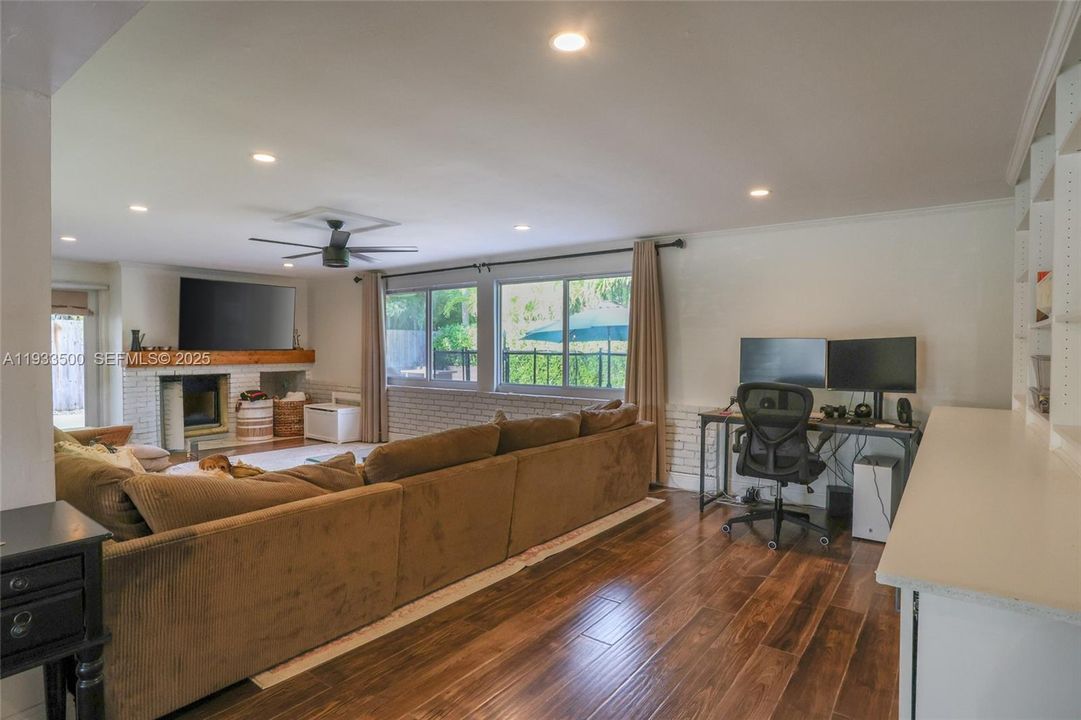 For Sale: $895,000 (3 beds, 2 baths, 1489 Square Feet)