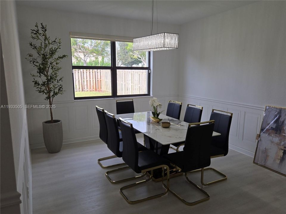 En Venta: $575,000 (4 camas, 2 baños, 2780 Pies cuadrados)