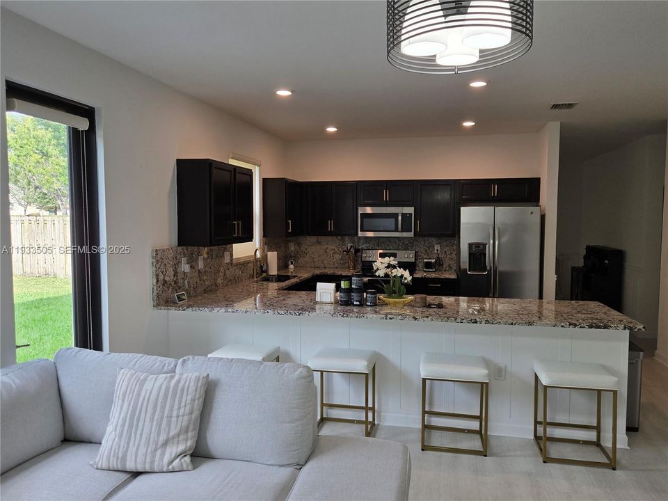 En Venta: $575,000 (4 camas, 2 baños, 2780 Pies cuadrados)