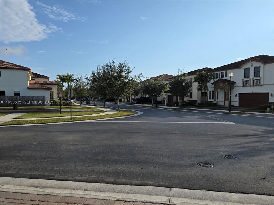 En Venta: $575,000 (4 camas, 2 baños, 2780 Pies cuadrados)