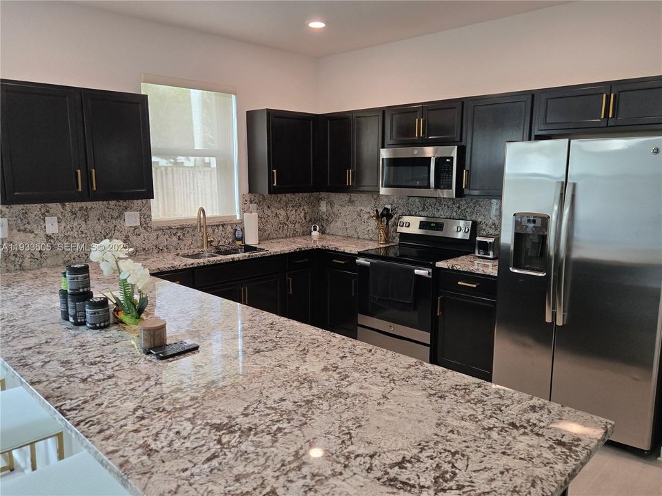 En Venta: $575,000 (4 camas, 2 baños, 2780 Pies cuadrados)