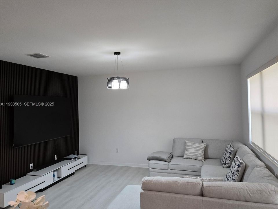 En Venta: $575,000 (4 camas, 2 baños, 2780 Pies cuadrados)