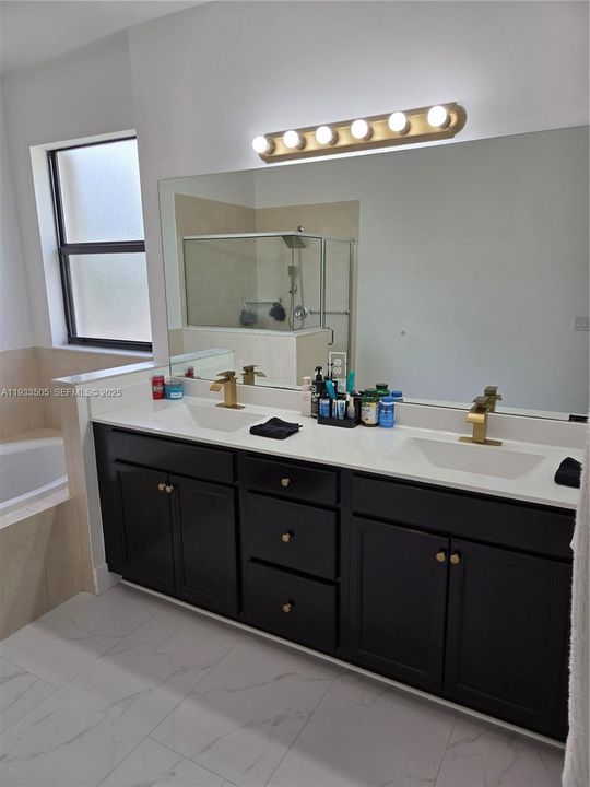 En Venta: $575,000 (4 camas, 2 baños, 2780 Pies cuadrados)