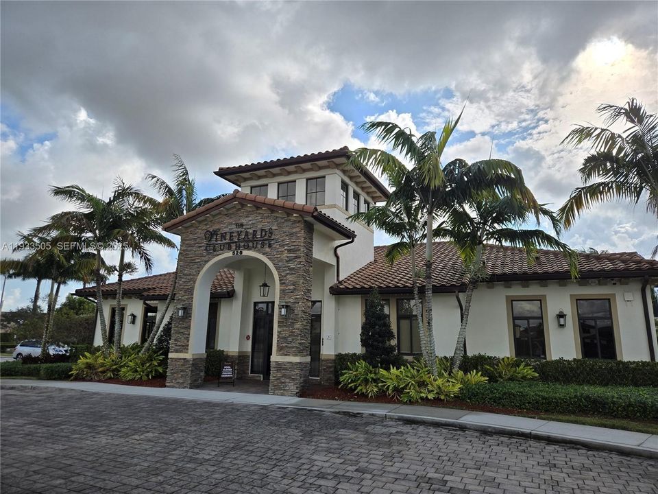 En Venta: $575,000 (4 camas, 2 baños, 2780 Pies cuadrados)