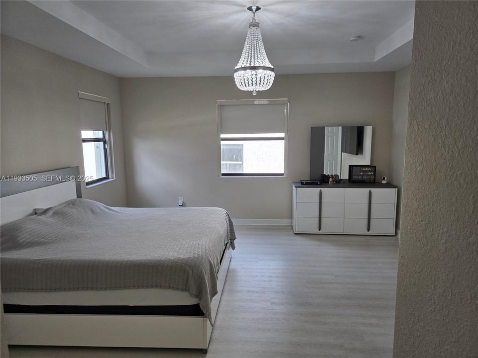 En Venta: $575,000 (4 camas, 2 baños, 2780 Pies cuadrados)