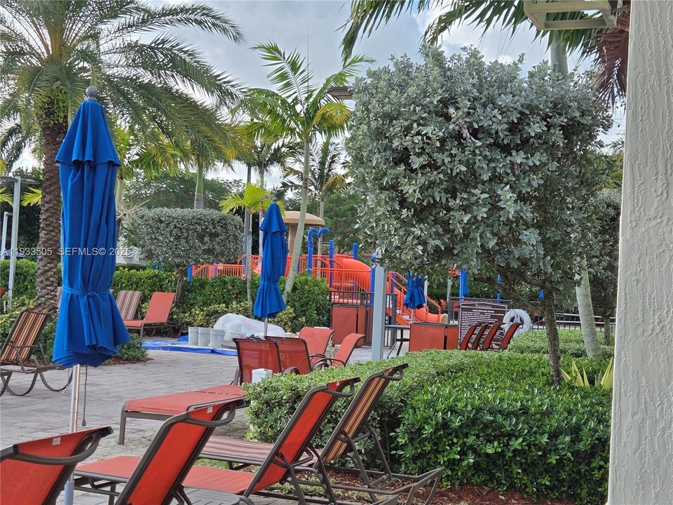 En Venta: $575,000 (4 camas, 2 baños, 2780 Pies cuadrados)