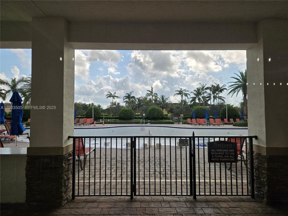 En Venta: $575,000 (4 camas, 2 baños, 2780 Pies cuadrados)