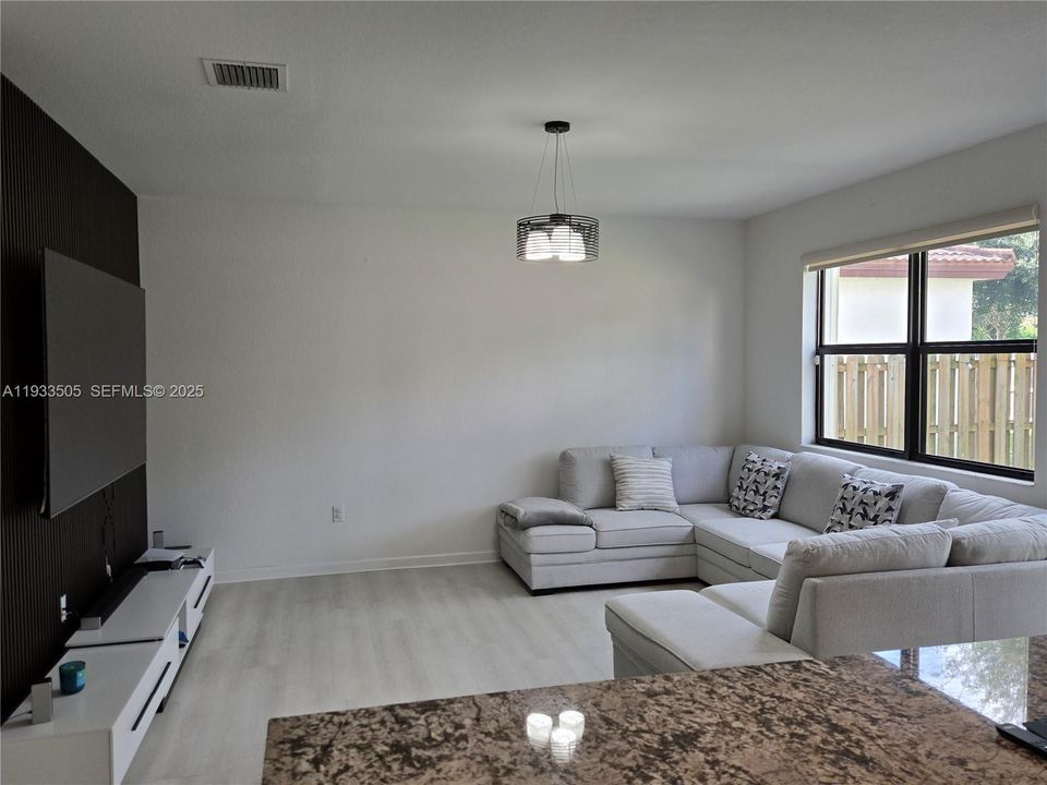 En Venta: $575,000 (4 camas, 2 baños, 2780 Pies cuadrados)