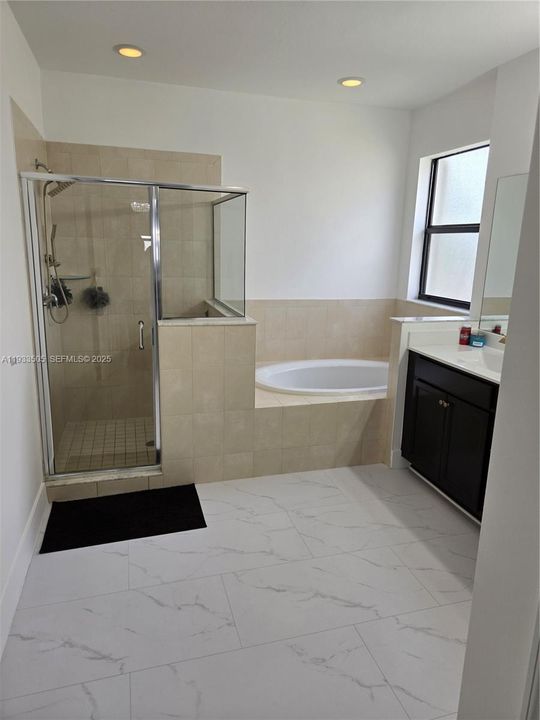 En Venta: $575,000 (4 camas, 2 baños, 2780 Pies cuadrados)