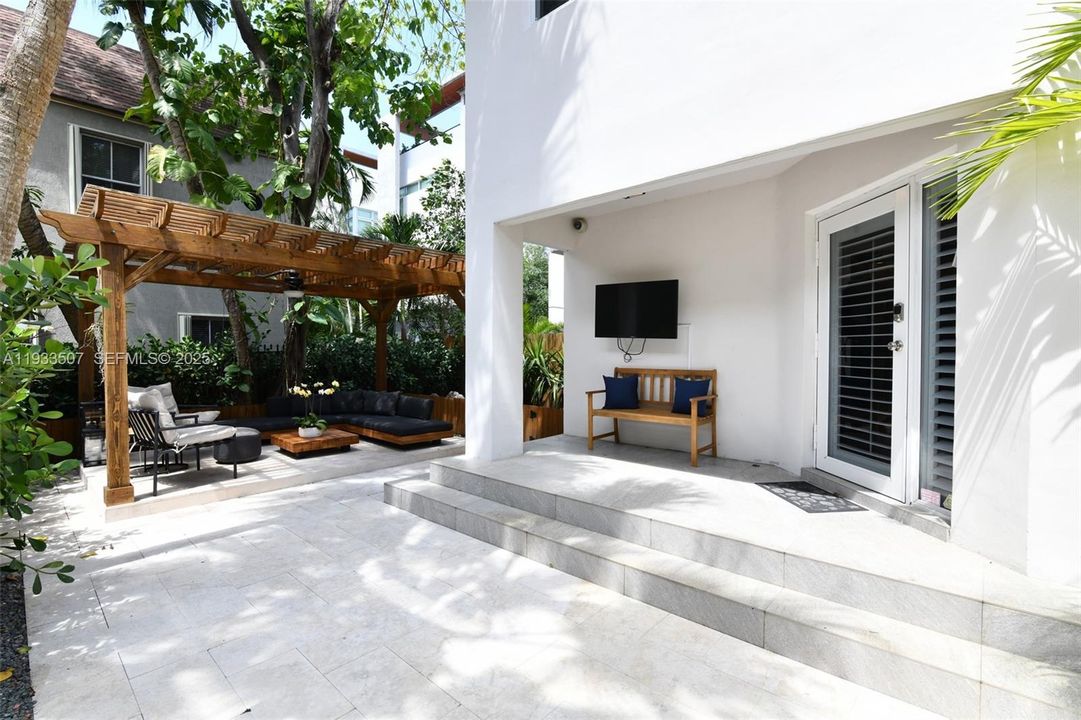 For Rent: $4,300 (1 beds, 1 baths, 8241 Square Feet)