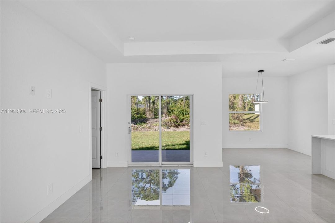 En Venta: $344,900 (4 camas, 2 baños, 1600 Pies cuadrados)