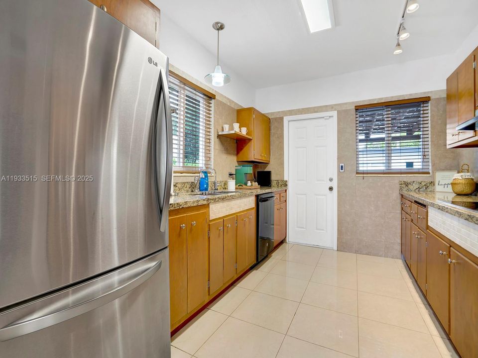 待售: $888,000 (4 贝兹, 2 浴室, 1650 平方英尺)