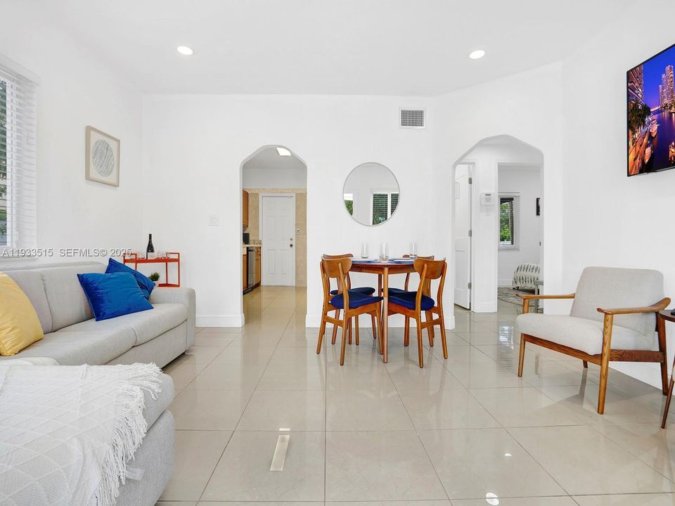 待售: $888,000 (4 贝兹, 2 浴室, 1650 平方英尺)