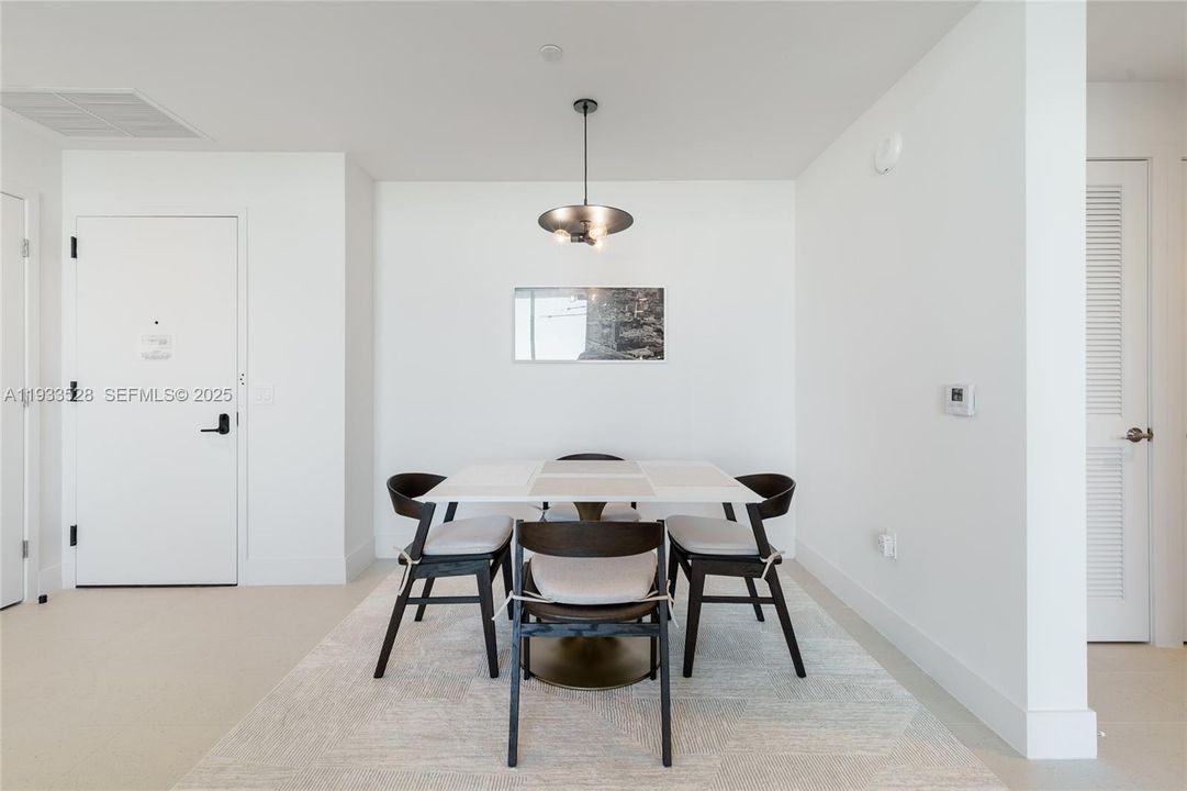 出租: $6,500 (2 贝兹, 2 浴室, 1044 平方英尺)