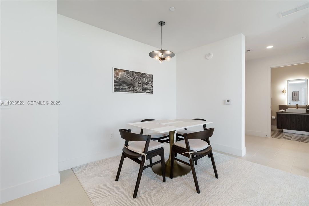 出租: $6,500 (2 贝兹, 2 浴室, 1044 平方英尺)