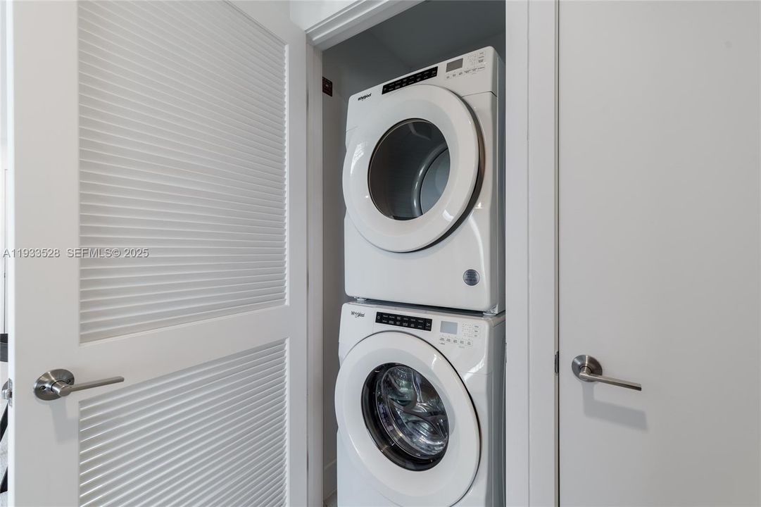 出租: $6,500 (2 贝兹, 2 浴室, 1044 平方英尺)