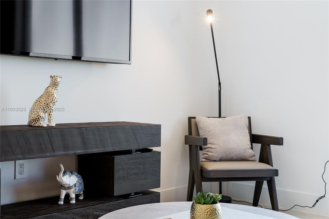 出租: $6,500 (2 贝兹, 2 浴室, 1044 平方英尺)