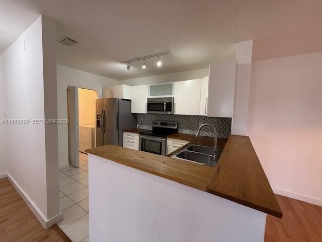 For Rent: $2,350 (3 beds, 2 baths, 1305 Square Feet)