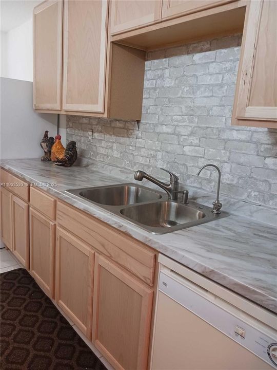 For Sale: $129,986 (2 beds, 2 baths, 960 Square Feet)