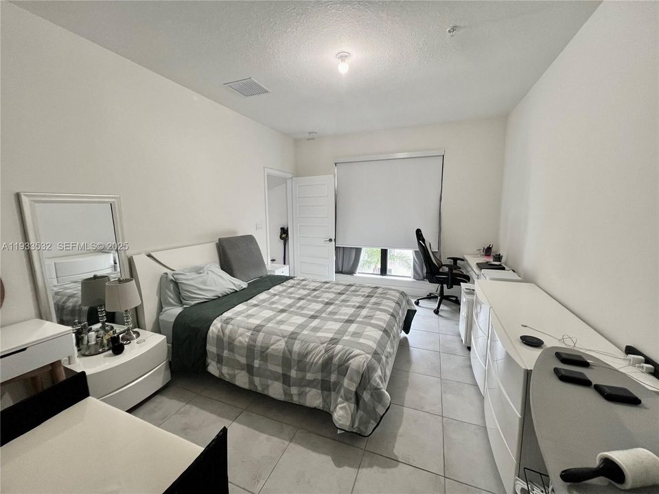 For Rent: $3,300 (3 beds, 2 baths, 1124 Square Feet)