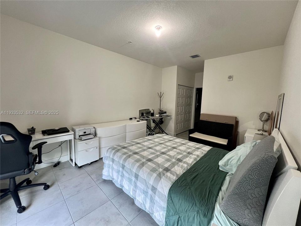For Rent: $3,300 (3 beds, 2 baths, 1124 Square Feet)