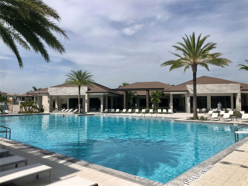 For Rent: $3,300 (3 beds, 2 baths, 1124 Square Feet)